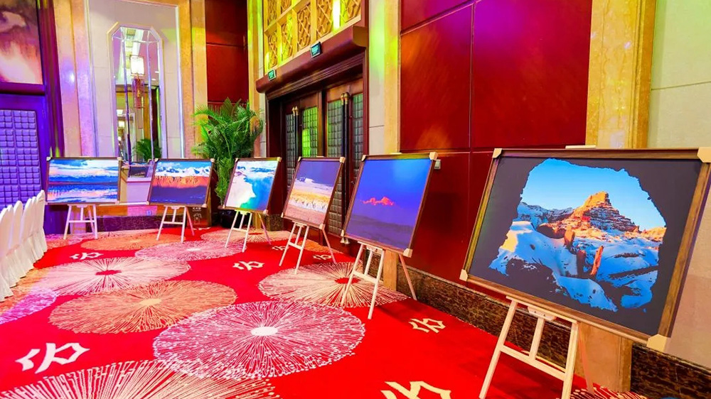 西藏阿里地區(qū)旅游推介會(huì)暨旅游風(fēng)光展現(xiàn)場(chǎng).jpg